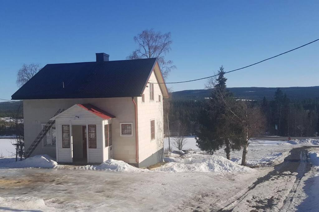 Mysigt Hus Med Utsikt Oever Fjaell Och Aelv. Jarpen Luaran gambar